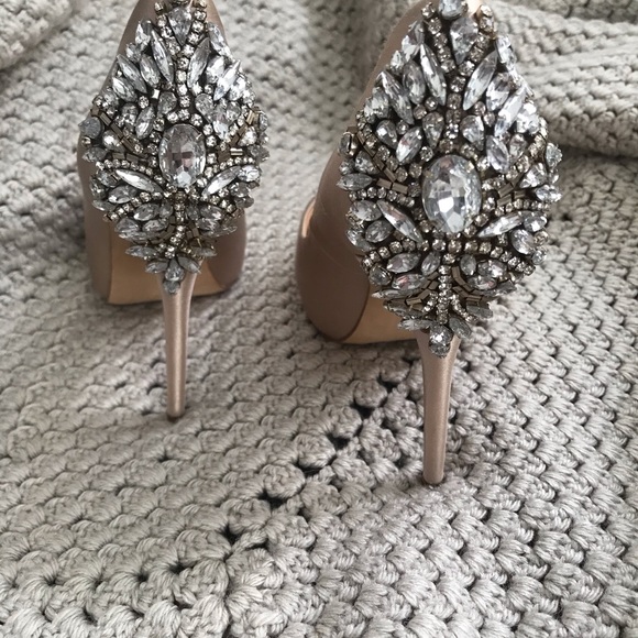 Badgley Mischka
Kiara Satin Platform Pump - Picture 3 of 3